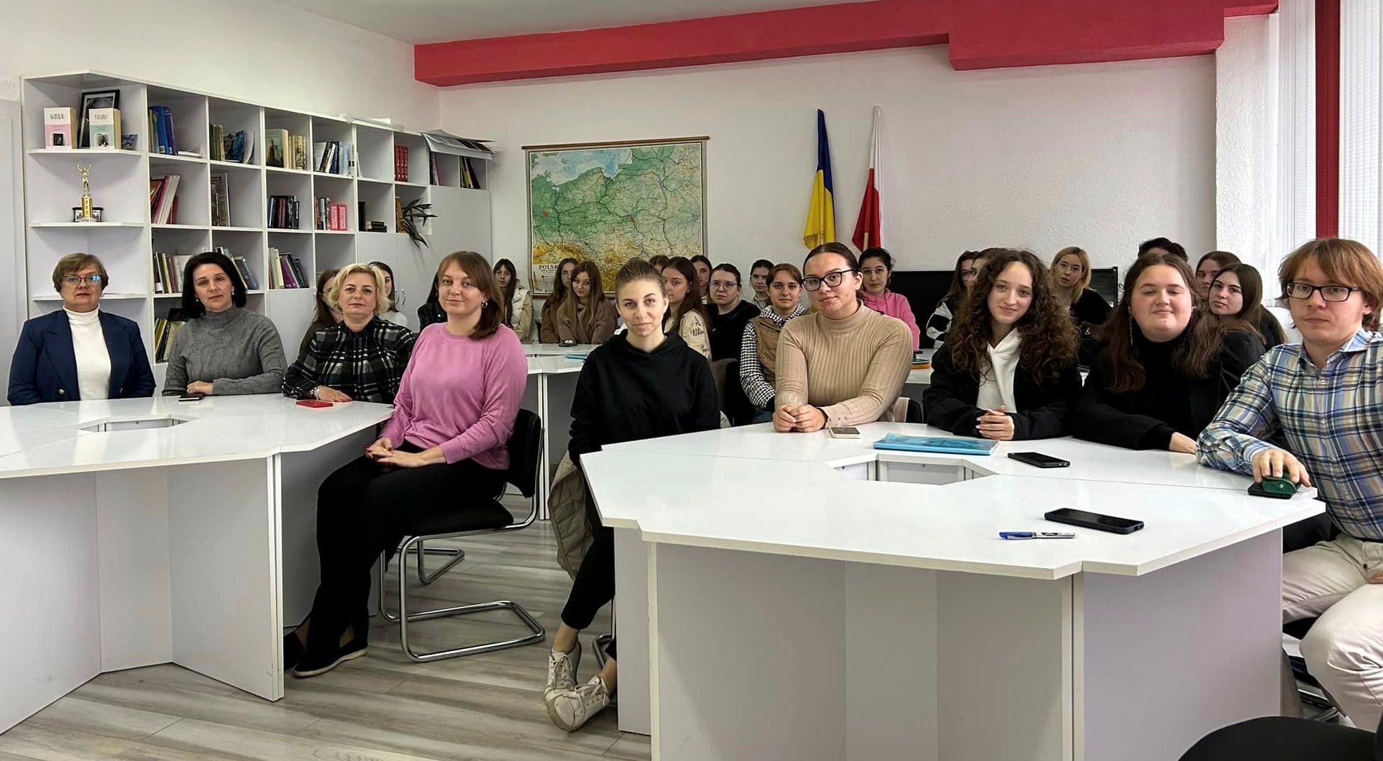 Студенти та викладачі факультету філології після цікавої розмови